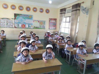 Chương trình trao tặng mũ bảo hiểm cho học sinh lớp Một năm học 2024 - 2025.