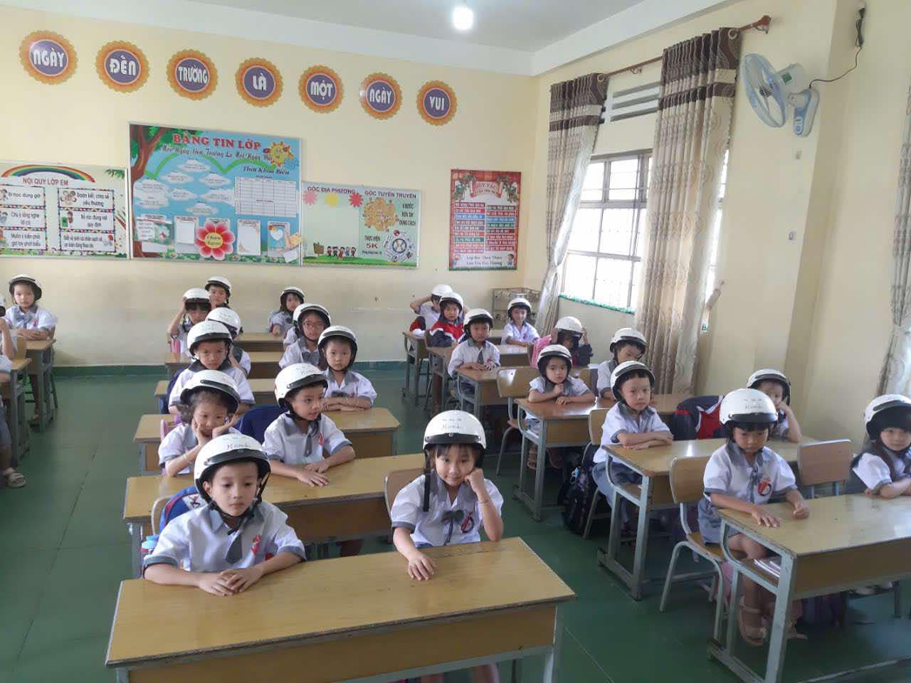 Chương trình trao tặng mũ bảo hiểm cho học sinh lớp Một năm học 2024 - 2025.